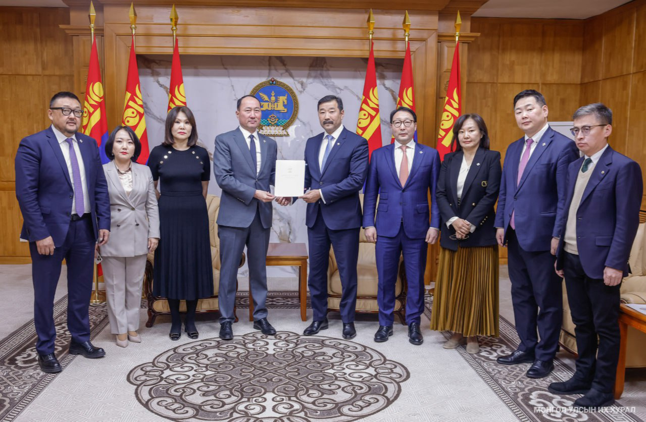 Монгол Улсын Их Хурлын чуулганы хуралдааны дэгийн тухай хуульд нэмэлт, өөрчлөлт оруулах тухай хуулийн төслийг өргөн мэдүүлэв